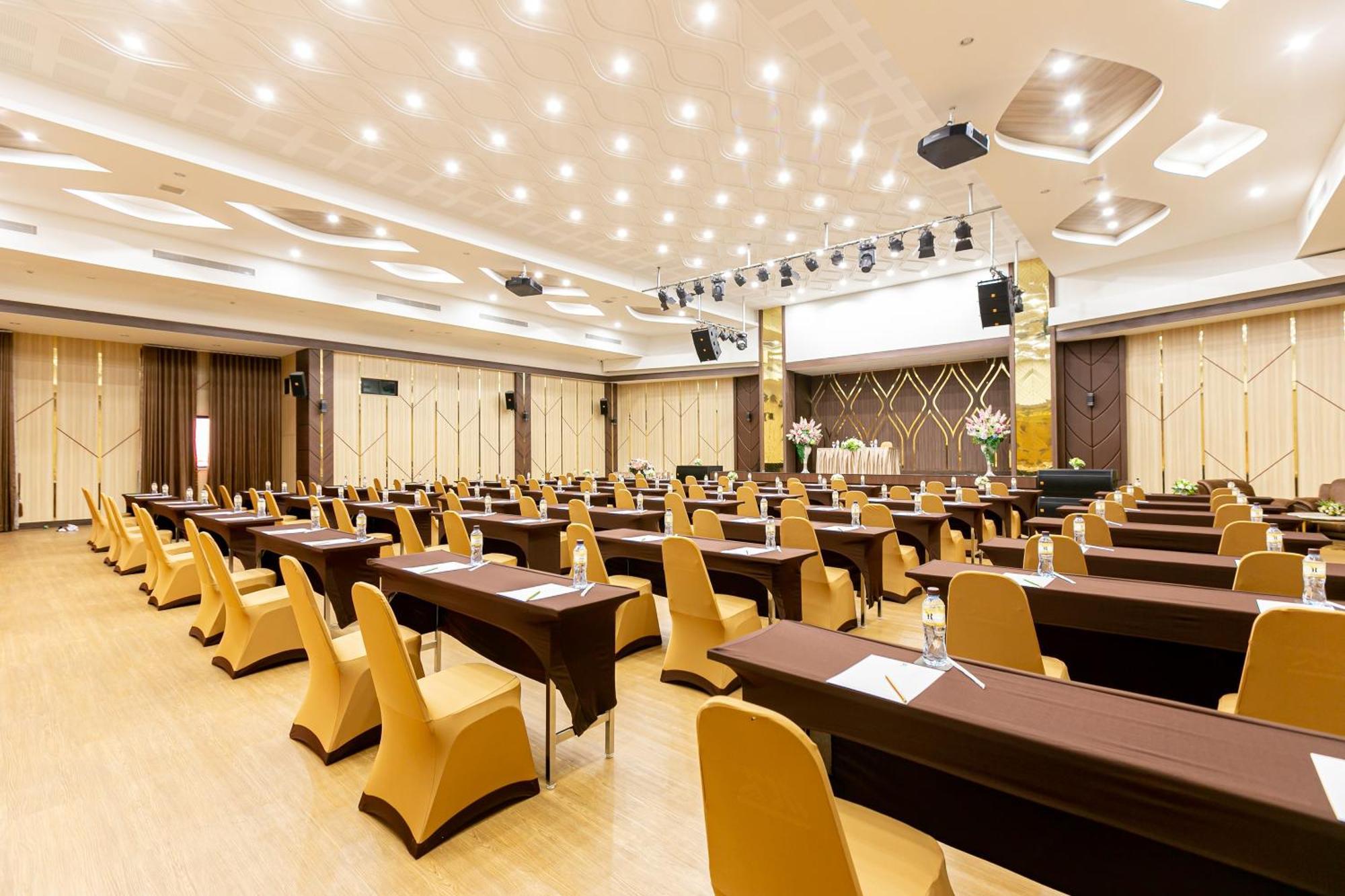 Grand Ratchapruek Hotel Pak Kret Exterior photo