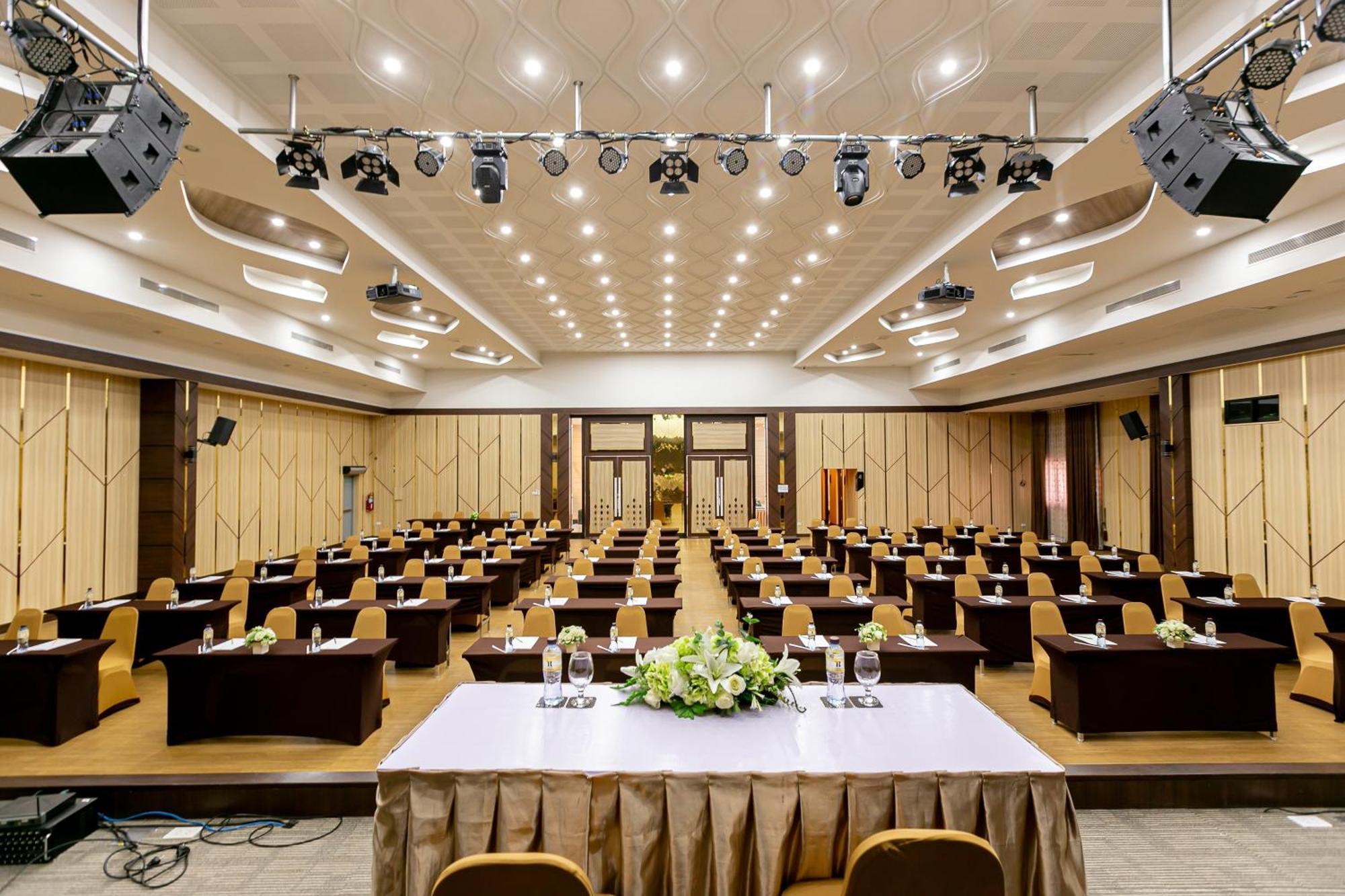 Grand Ratchapruek Hotel Pak Kret Exterior photo